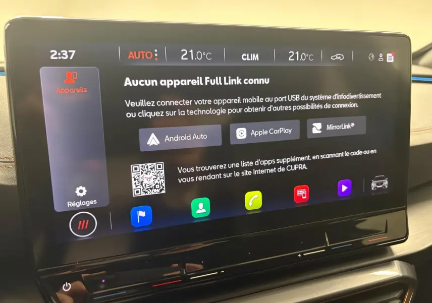 Écran tactile central du tableau de bord du CUPRA Formentor 2024 affichant les options de connectivité smartphone.