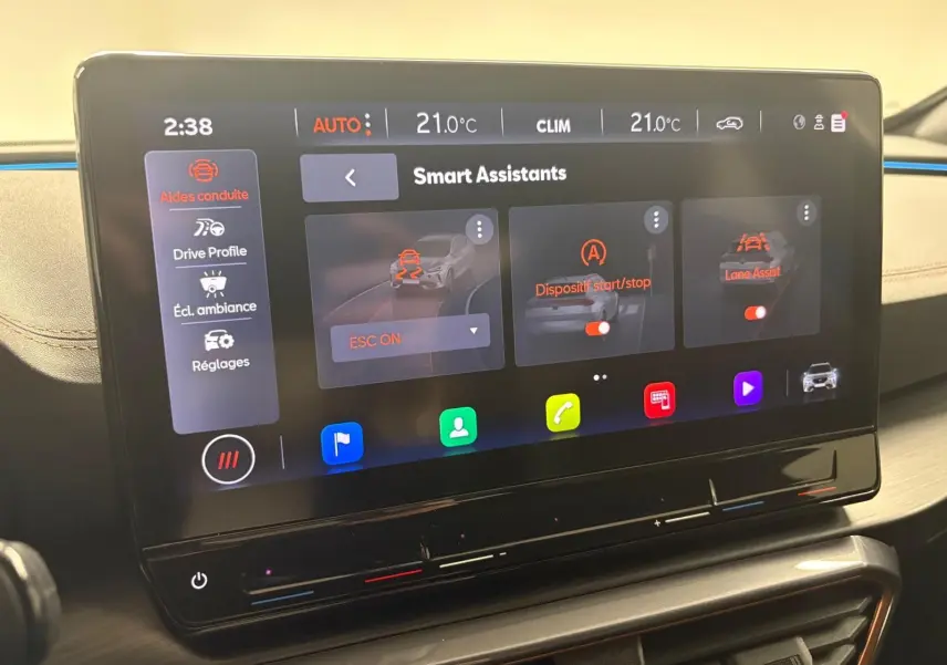 Écran tactile central du tableau de bord du CUPRA Formentor 2024 affichant les assistants de conduite.