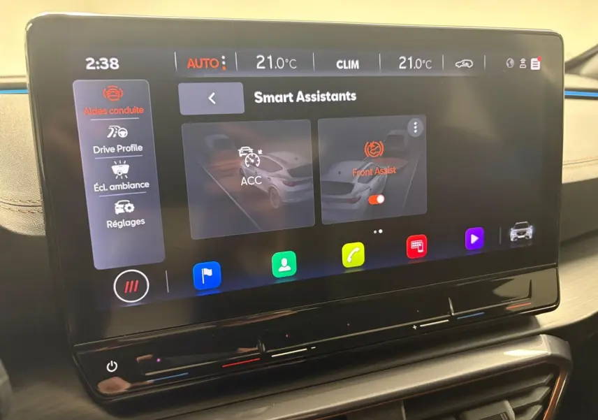 Écran tactile central affichant les assistants de conduite du CUPRA Formentor 1.5 TSI 2024, intérieur moderne et épuré.