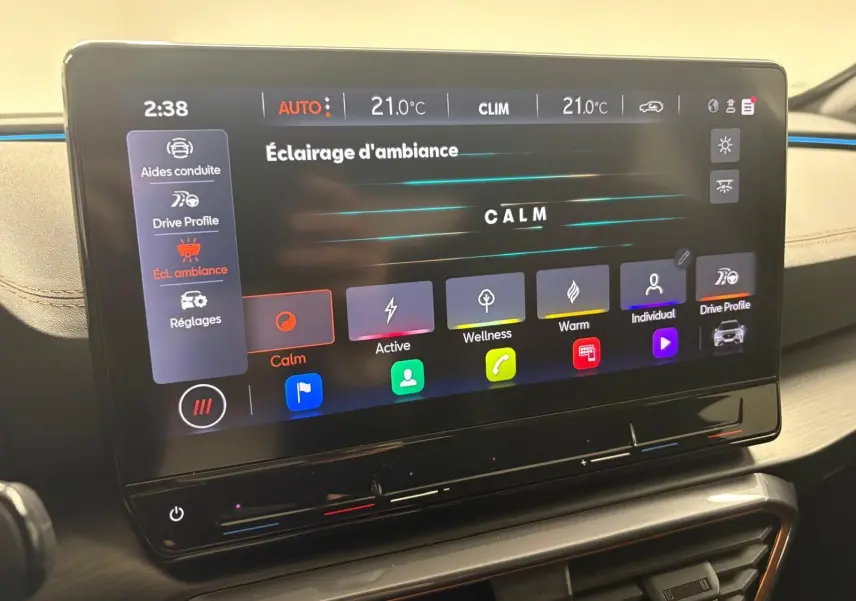 Écran tactile central du tableau de bord du CUPRA Formentor 1.5 TSI 150 DSG7, affichant les réglages d’éclairage d’ambiance.