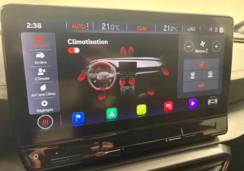 Écran tactile du système de climatisation du CUPRA Formentor 2024 avec interface moderne et réglages précis.