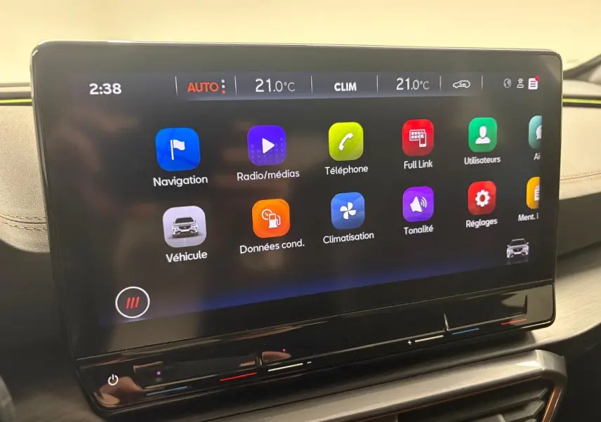 Écran tactile central du tableau de bord du CUPRA Formentor 2024 affichant les menus de navigation et climatisation.