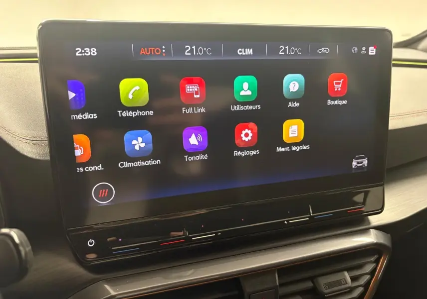 Écran tactile central de la CUPRA Formentor 2024 affichant les options multimédia et climatisation, intérieur beige avec surpiqûres.