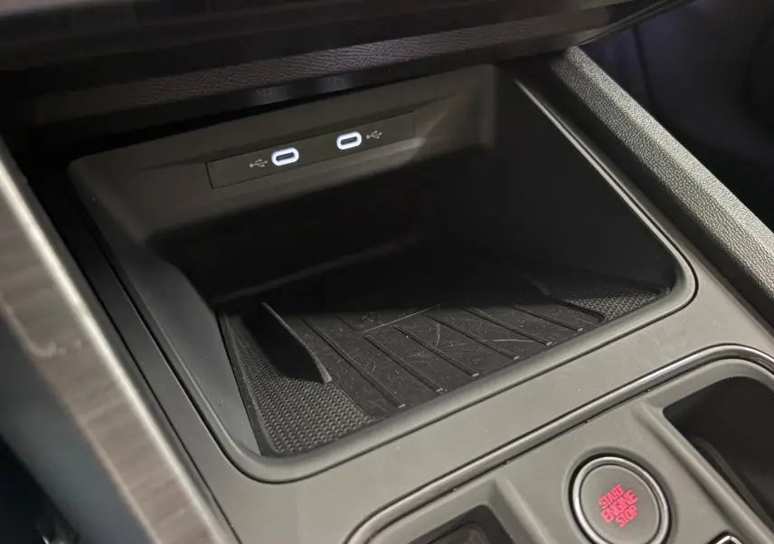 Gros plan sur la console centrale du CUPRA Formentor 2024, avec zone de recharge et ports USB lumineux.
