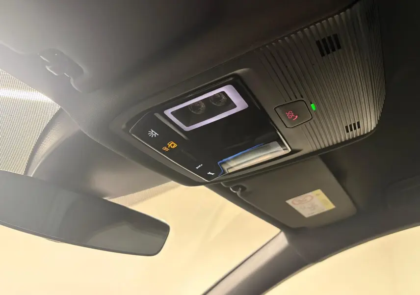 Plafonnier et rétroviseur intérieur du CUPRA Formentor 1.5 TSI 2024 avec commandes éclairage et SOS, ambiance noire.