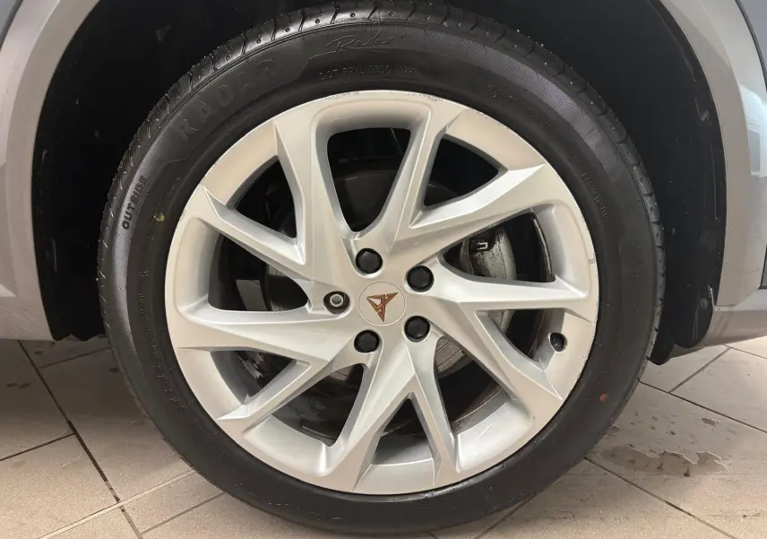 Gros plan sur la jante alliage argentée à 10 branches du CUPRA Formentor gris magnétique, avec logo central cuivre.