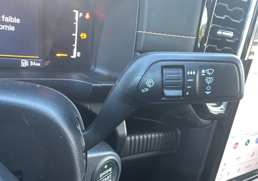 Gros plan sur la commande d’essuie-glace et le bouton start du tableau de bord du Ford Ranger gris carbone 2026.