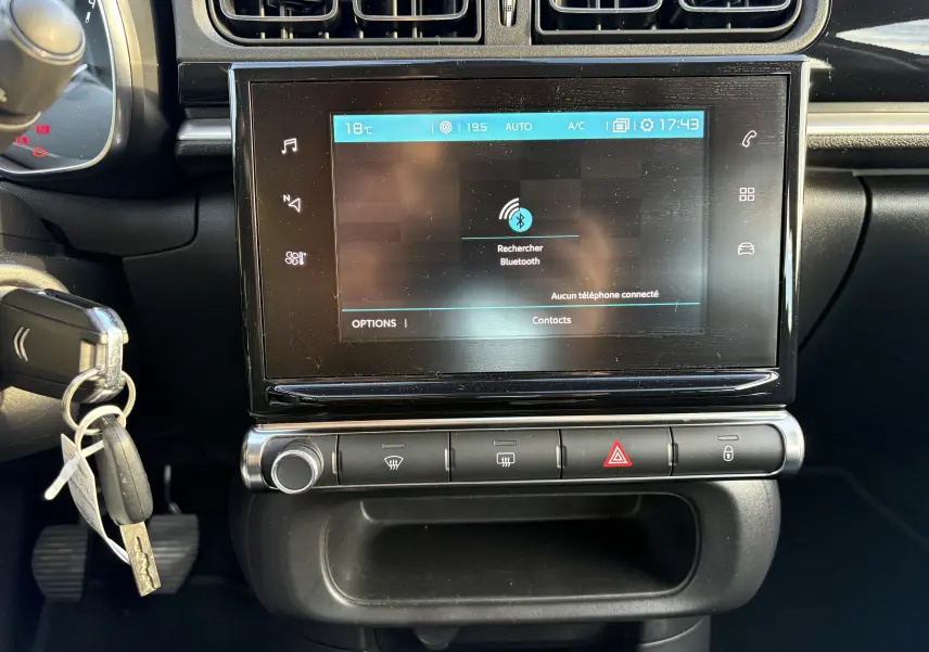 Vue rapprochée de la console centrale de la Citroën C3 rouge 2018, écran tactile affichant la recherche Bluetooth.