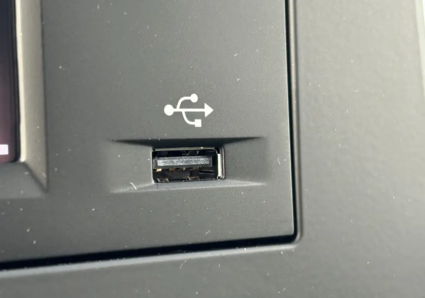 Gros plan sur un port USB intégré au tableau de bord gris du DANGEL Peugeot Partner 4x4 L1 2025.