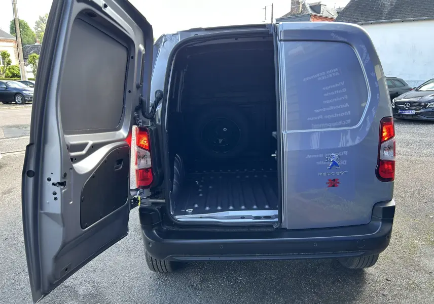 Vue arrière ouverte du Peugeot Partner Dangel 4x4 gris Artense montrant l'espace de chargement vide.