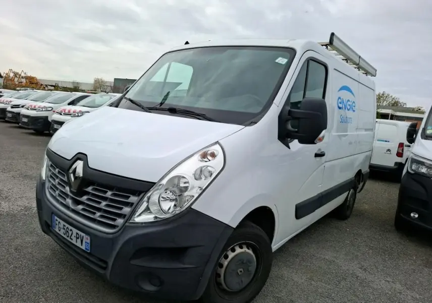 Renault Master blanc en 3/4 avant droit avec galerie de toit et logo Engie sur la porte latérale droite.