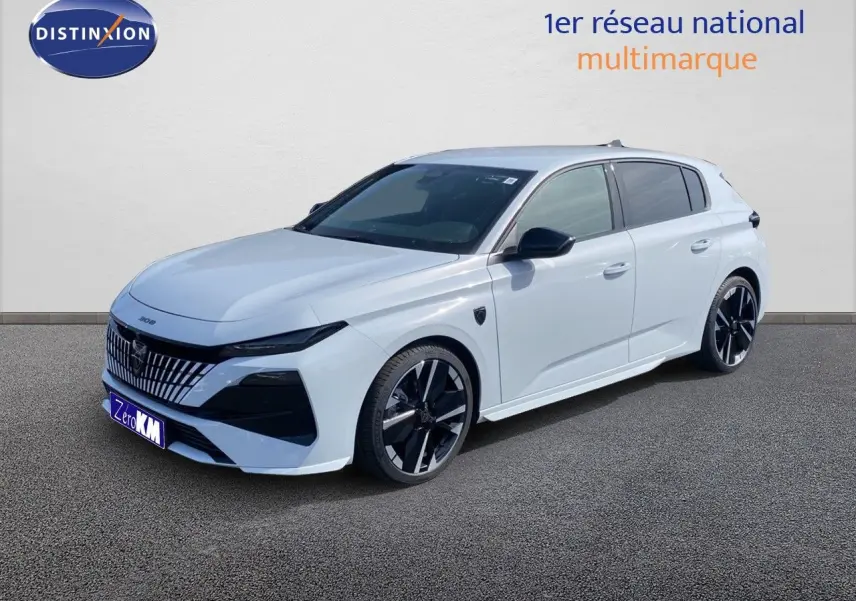 Peugeot 308 Hybrid blanc Okenite métal en vue 3/4 avant droit, avec jantes noires et calandre distinctive.