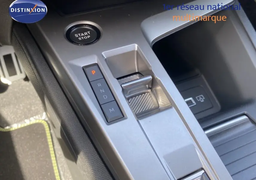 Gros plan sur la console centrale du Peugeot 308 Hybrid 145ch GT 2026, avec bouton start/stop et sélecteur de boîte auto.