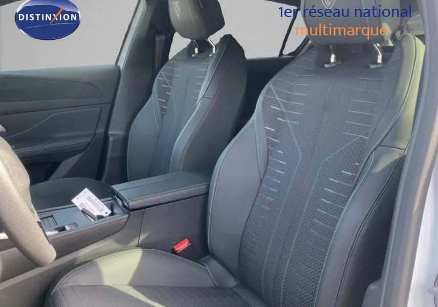 Vue intérieure côté droit des sièges avant en tissu et cuir noir avec logo Peugeot brodé sur les appuie-têtes.