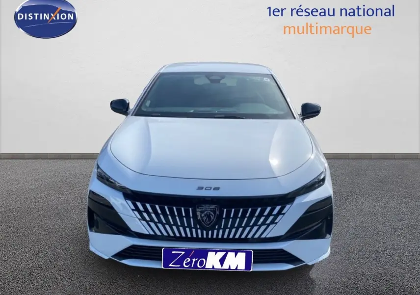 Peugeot 308 Hybrid 145ch GT blanc Okenite métal vue de face, calandre noire avec logo lion central.