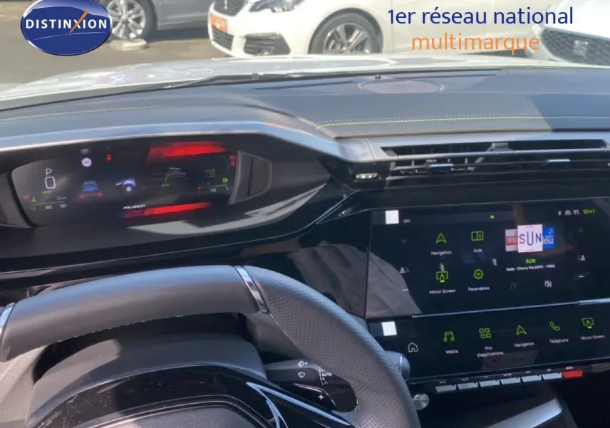 Vue intérieure du tableau de bord et volant de la Peugeot 308 Hybrid blanc, avec écran numérique et interface tactile moderne.
