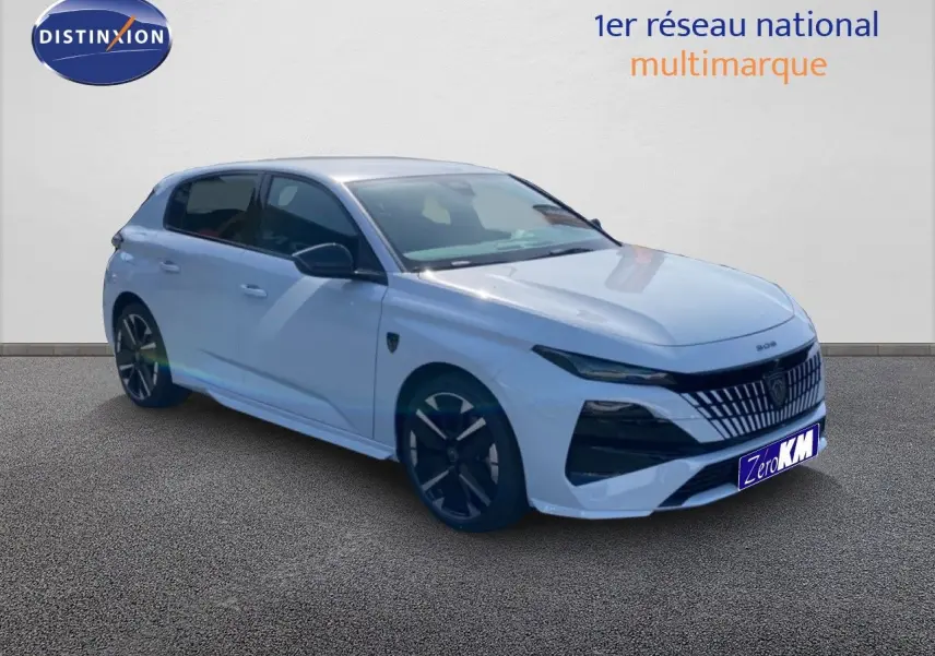 Vue 3/4 avant gauche d'une Peugeot 308 Hybrid 145ch GT blanche Okenite Metal avec jantes noires distinctives.