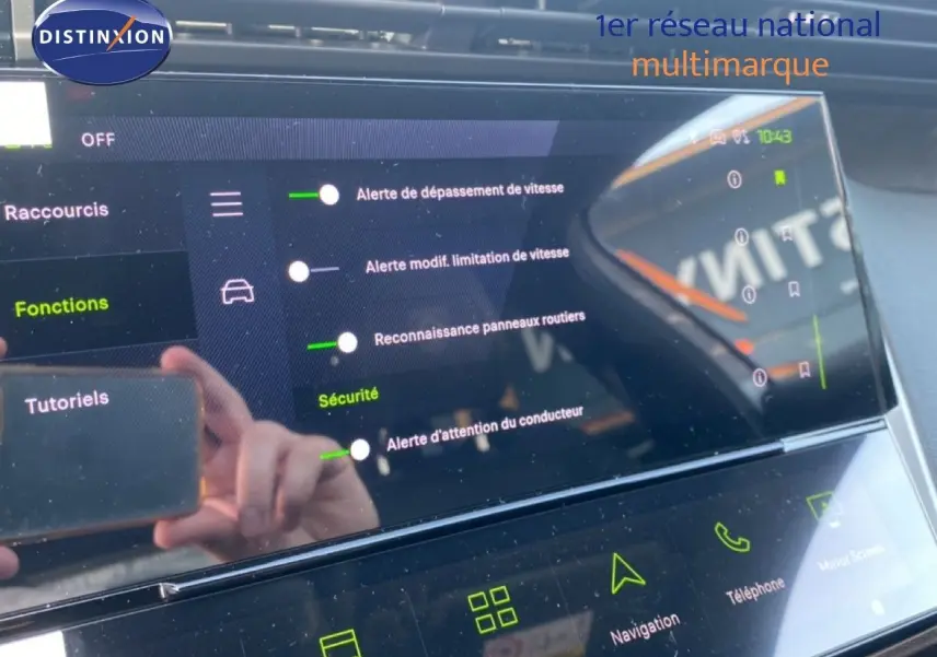 Vue rapprochée de l’écran tactile intérieur du Peugeot 308 Hybrid blanc, affichant les options de sécurité et navigation.