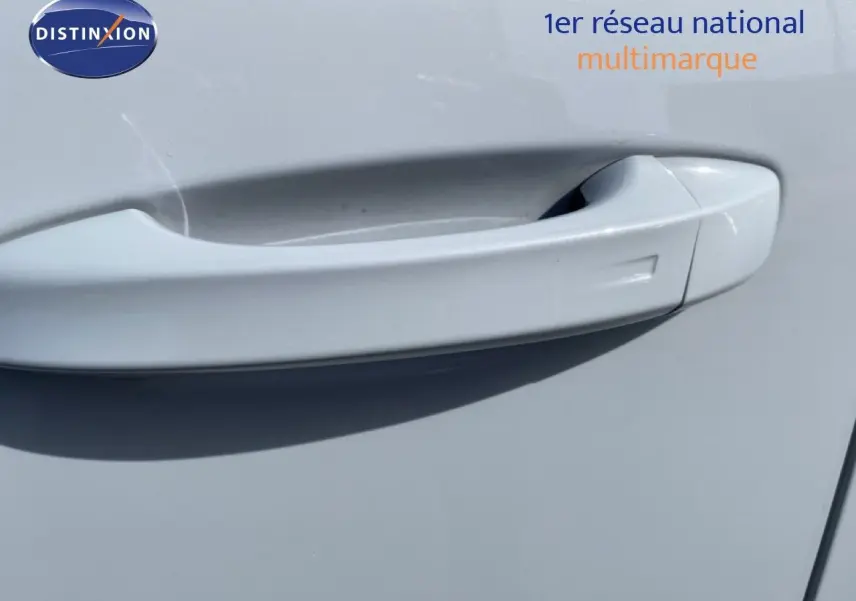 Poignée de porte blanche en gros plan sur une Peugeot 308 Hybrid 145ch E-DCS6 GT 2026.