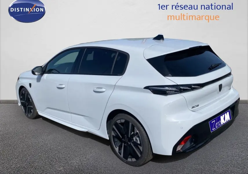 Vue 3/4 arrière droite d’une Peugeot 308 Hybrid blanche Okenite Metal avec jantes noires et vitres teintées.