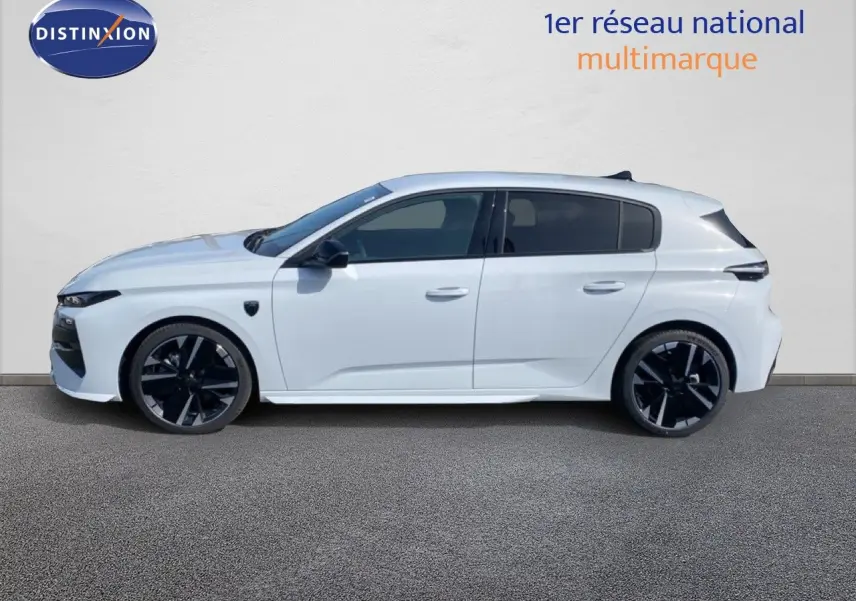 Peugeot 308 Hybrid blanc Okenite métal vue de profil côté gauche, jantes noires et toit panoramique.