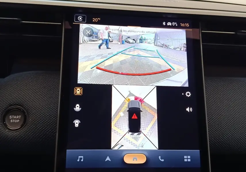 Écran tactile central de la Citroën C5 Hybride 2026 montrant la caméra 360° et l’aide au stationnement en marche arrière.