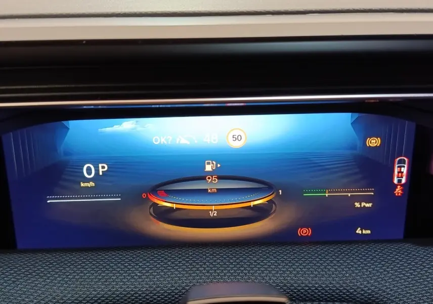 Affichage numérique du combiné d'instruments de la Citroën C5 hybride, avec jauge essence et indicateurs de puissance.