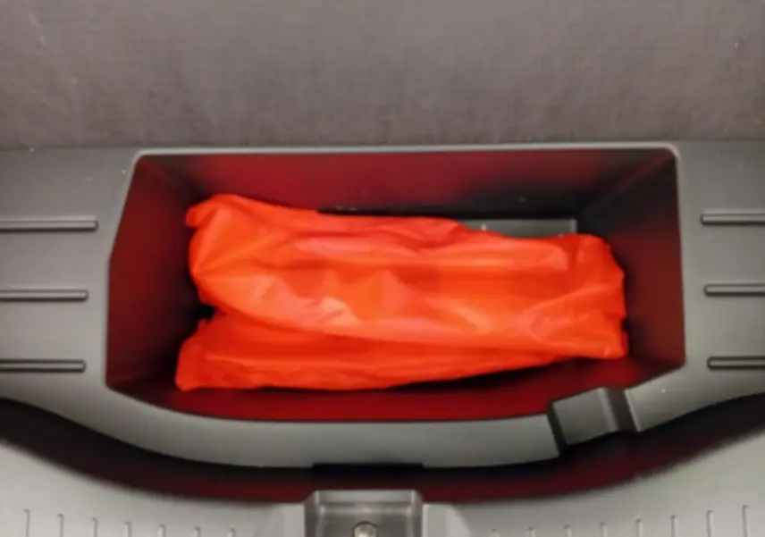 Rangement intérieur avec pochette de sécurité orange dans le coffre de la Honda Jazz E:HEV 1.5 i-MMD Advance noir 2024.