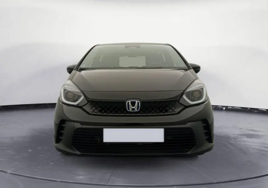 Vue frontale d'une Honda Jazz 2024 noire, version hybride E:HEV 1.5 i-MMD Advance avec calandre noire distinctive.