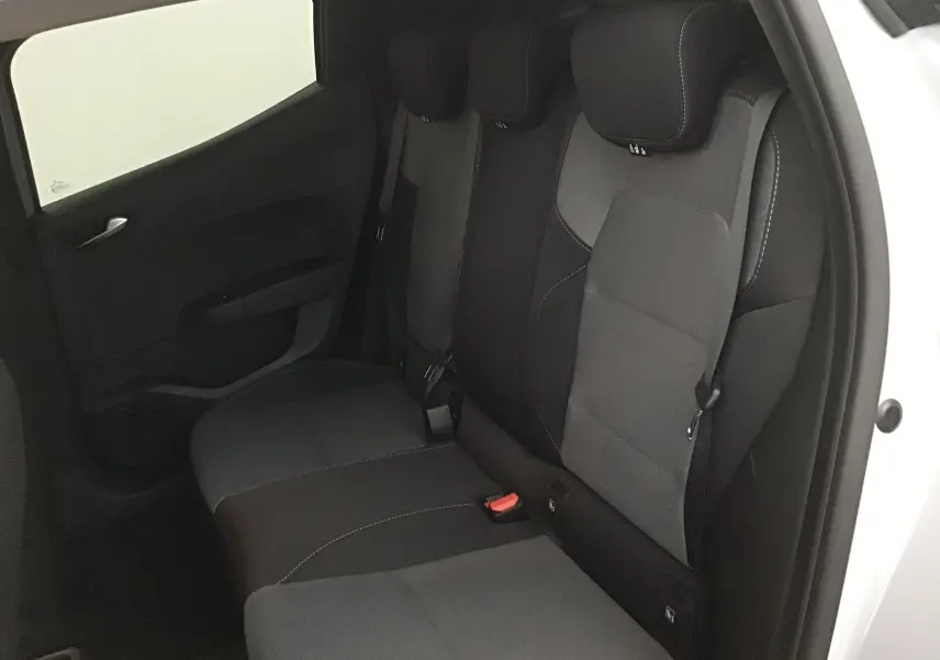 Vue intérieure sur les sièges arrière gris et noirs de la Renault Clio V 2025, avec ceinture de sécurité visible côté gauche.