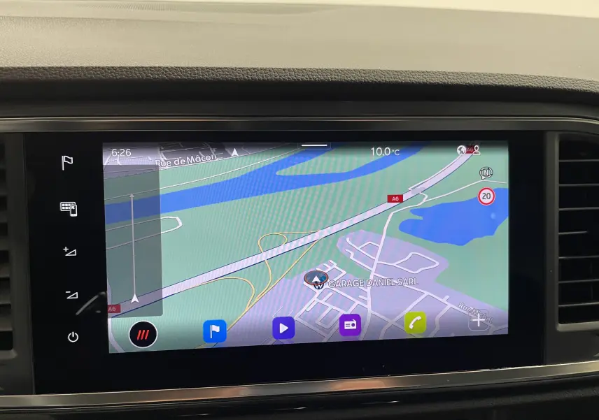 Vue 3/4 avant du SEAT Ateca 2024 Rouge Velvet avec jantes 18 pouces usinées et peinture métallisée brillante.