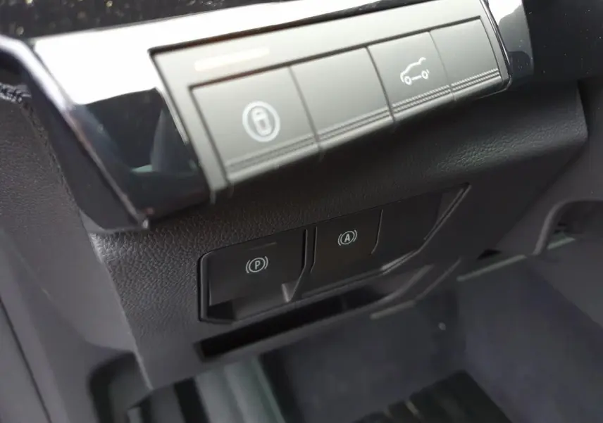 Détail des commandes de frein de parking électrique et assistance au démarrage dans un Renault Austral 2025.