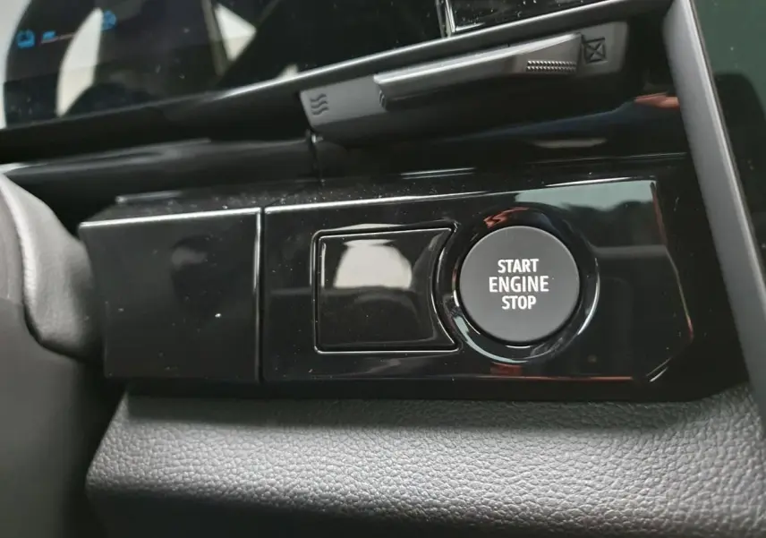 Gros plan sur le bouton Start Engine Stop noir brillant dans l’habitacle du Renault Austral 2025.