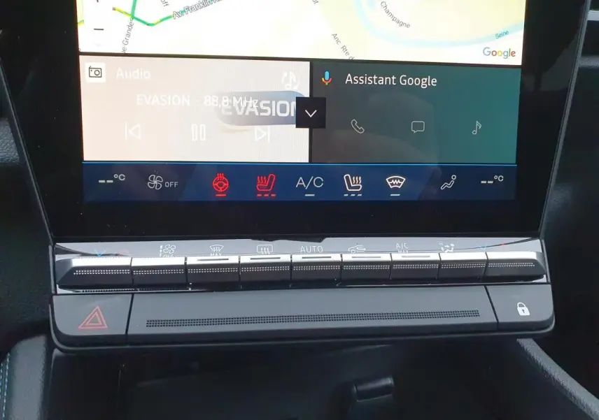 Détail de la console centrale tactile du Renault Austral 2025 avec commandes climatisation et écran multimédia affichant Google Assistant.