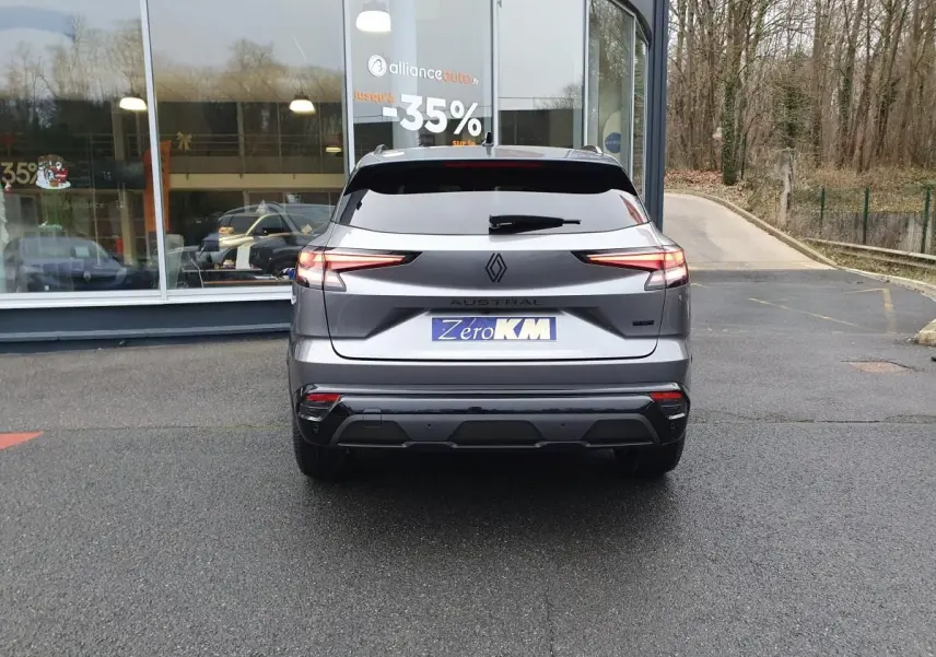Vue arrière d'un Renault Austral gris schiste avec toit noir étoilé, feux LED fins et logo noir brillant.