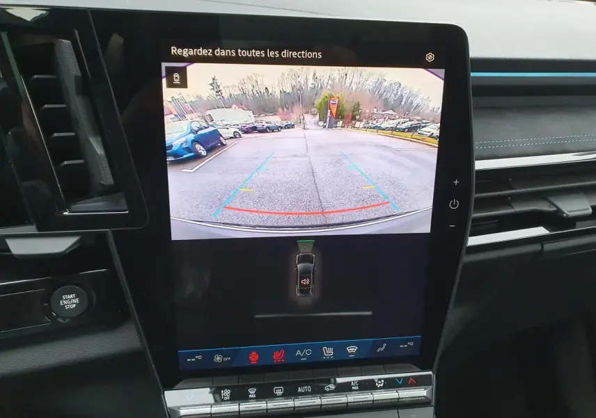 Écran tactile central du Renault Austral 2025 montrant la caméra de recul avec vue arrière du parking.