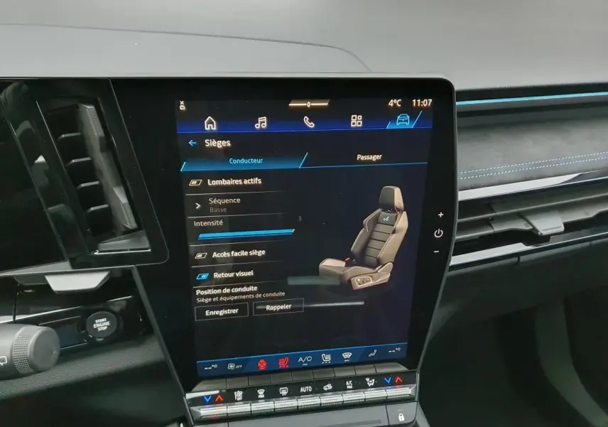 Vue intérieure centrée sur l'écran tactile du tableau de bord du Renault Austral gris Schiste avec toit noir, affichant les réglages des sièges.