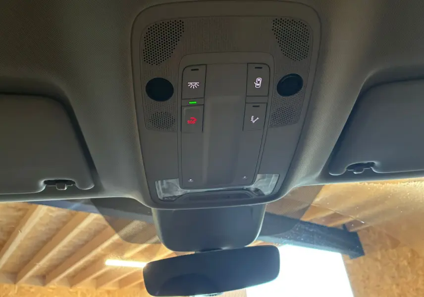 Vue intérieure du plafonnier gris avec commandes d’éclairage et bouton SOS d’une Audi Q3 Sportback 2021.