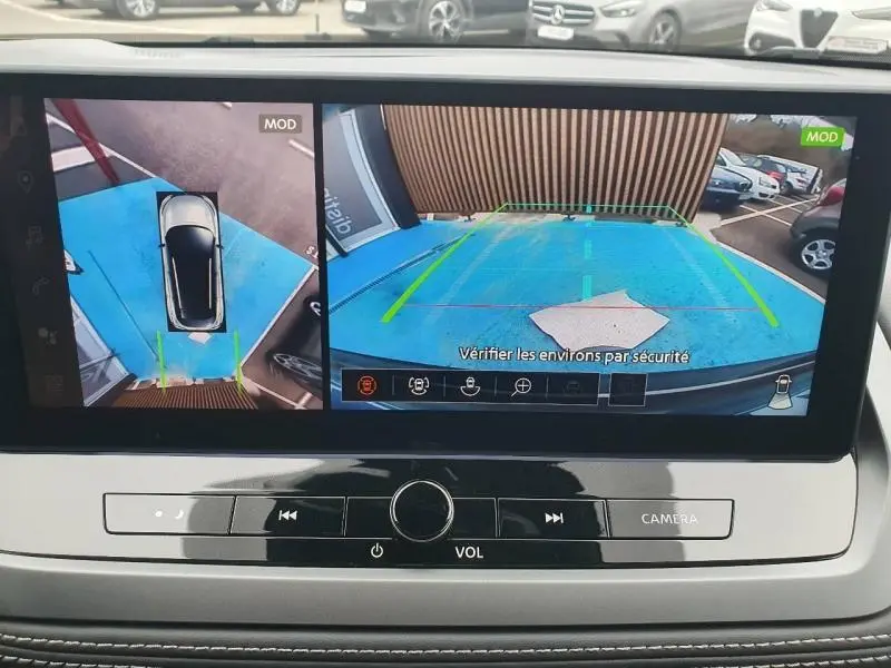 Écran de caméra 360° et recul affichant l'arrière d'un Nissan Qashqai gris Squale Métallisé en stationnement.