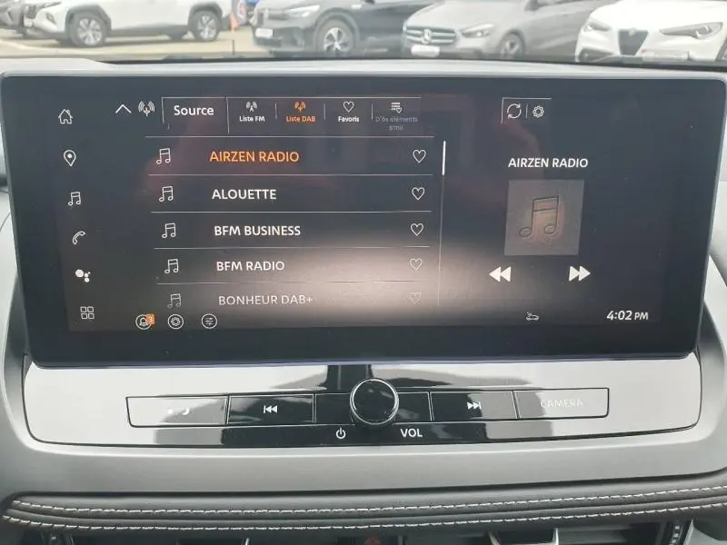 Écran tactile central du Nissan Qashqai Hybrid e-POWER 2026 affichant la sélection radio DAB avec interface moderne.