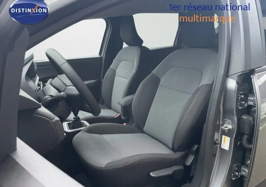 Vue intérieure côté conducteur du Dacia Jogger gris schiste métal, montrant les sièges tissu et cuir avec volant multifonction.