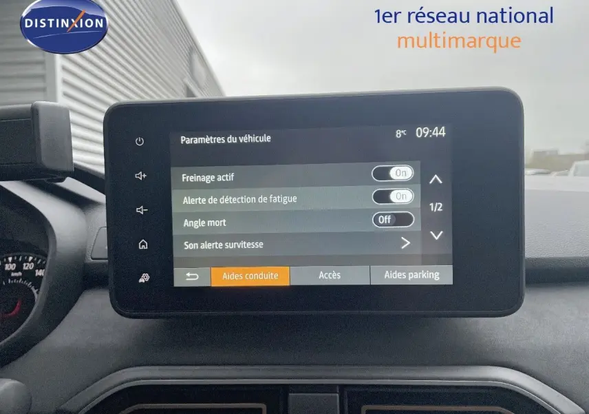 Vue intérieure centrée sur l'écran tactile du tableau de bord du Dacia Jogger gris schiste, affichant les paramètres d'aide à la conduite.