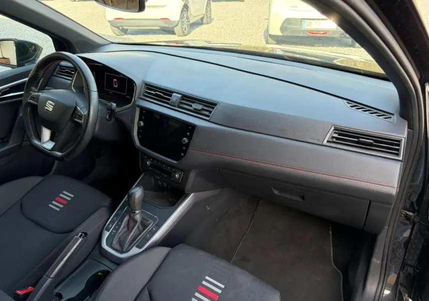 Intérieur noir de la SEAT Arona 2020, vue côté conducteur, tableau de bord et console centrale avec boîte auto DSG7.