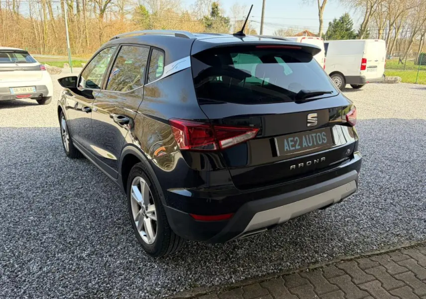 Vue 3/4 arrière droite d'un SEAT Arona noir 2020 avec jantes alliage et badge FR visible sur le montant arrière.