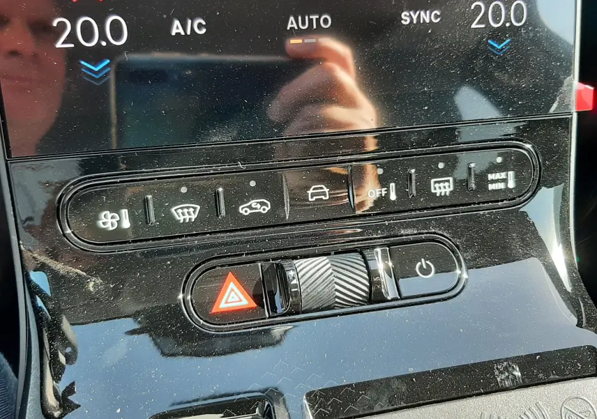 Détail du tableau de bord du Citroën C5 Aircross hybride 2026, montrant les commandes climatisation et bouton de signalisation d'urgence.