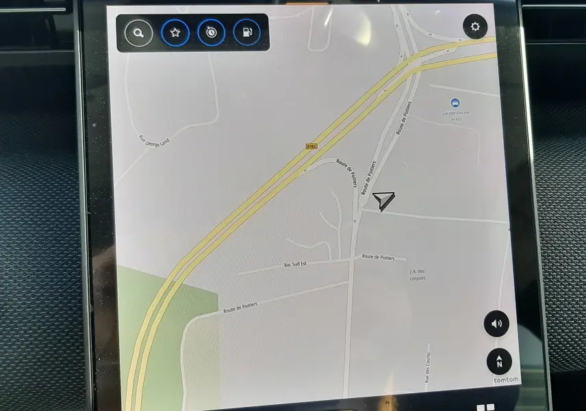 Écran tactile central du tableau de bord du Citroën C5 Aircross 2026 affichant la navigation GPS.