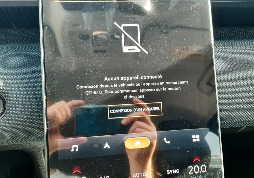 Vue rapprochée de l’écran tactile central du Citroën C5 Aircross 2026, affichant la connexion d’appareil non établie.