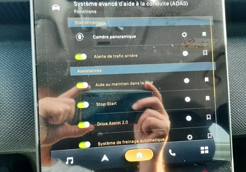 Écran tactile du système d’aide à la conduite du Citroën C5 Aircross hybride, affichant les options activées.