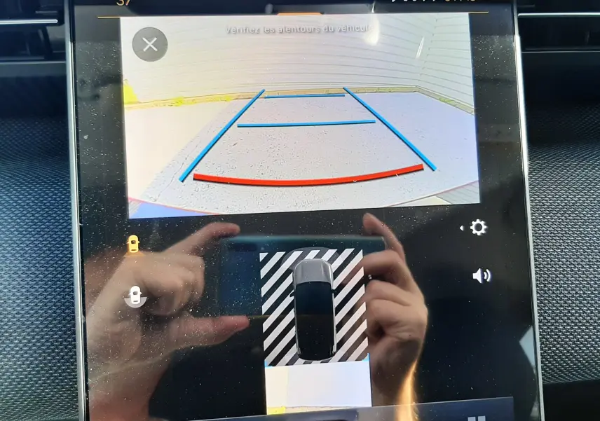 Écran tactile intérieur montrant la caméra de recul et l'aide au stationnement du Citroën C5 Aircross hybride 2026.