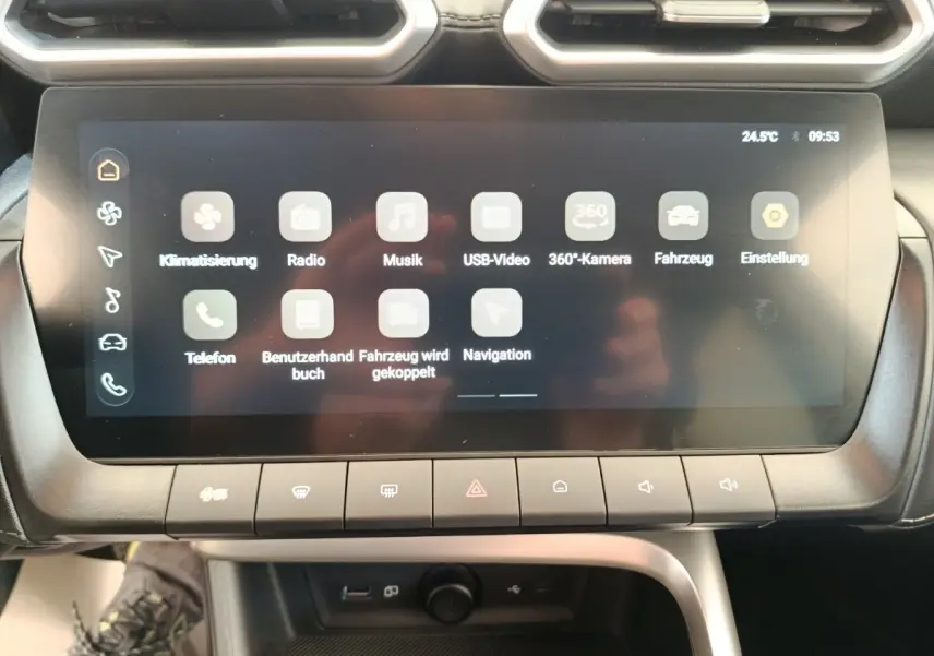 Écran tactile central du tableau de bord du MG ZS blanc, affichant les options multimédias et navigation.